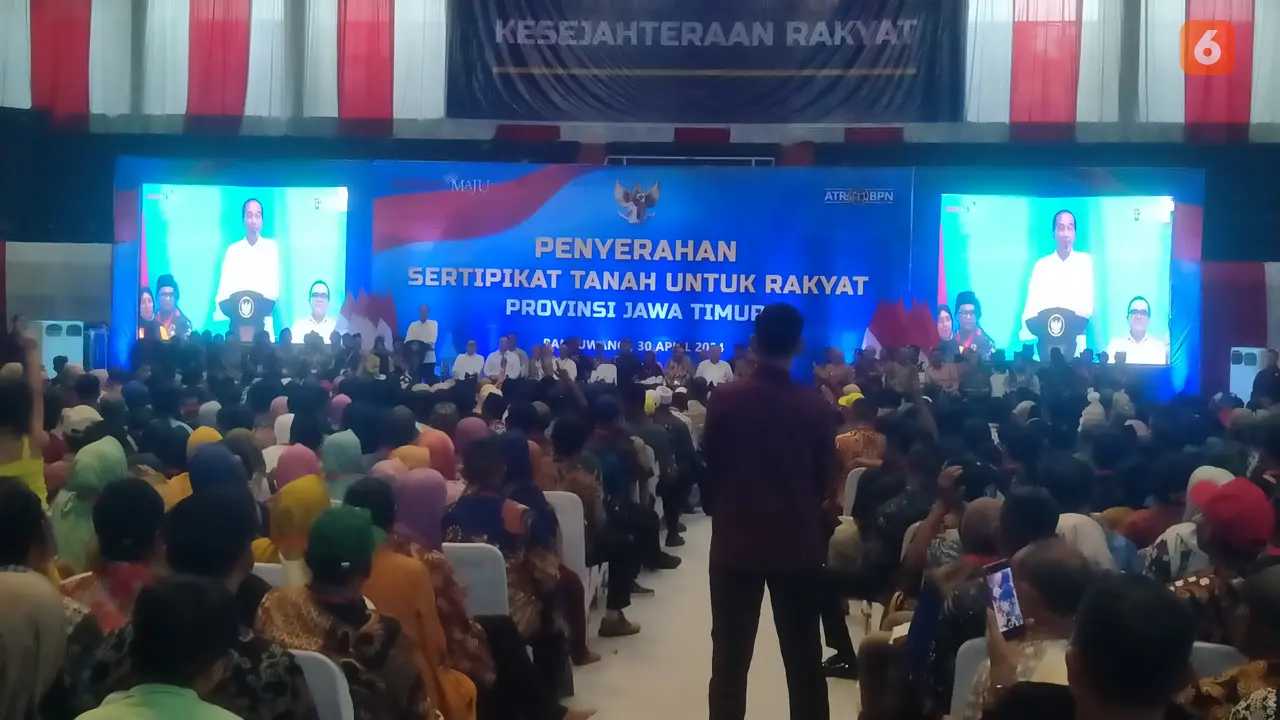 Presiden Jokowi membagikan 10.300 sertifikat tanah elektronik di Banyuwangi (Hermawan Arifiaknto/Liputan6.com)