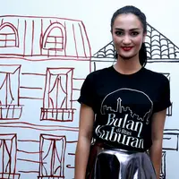 Atiqah Hasiholan berperan sebagai Mona yang di versi 1973 dimainkan tantenya sendiri, Mutiara Sani. (foto: T.Wimbarsana)