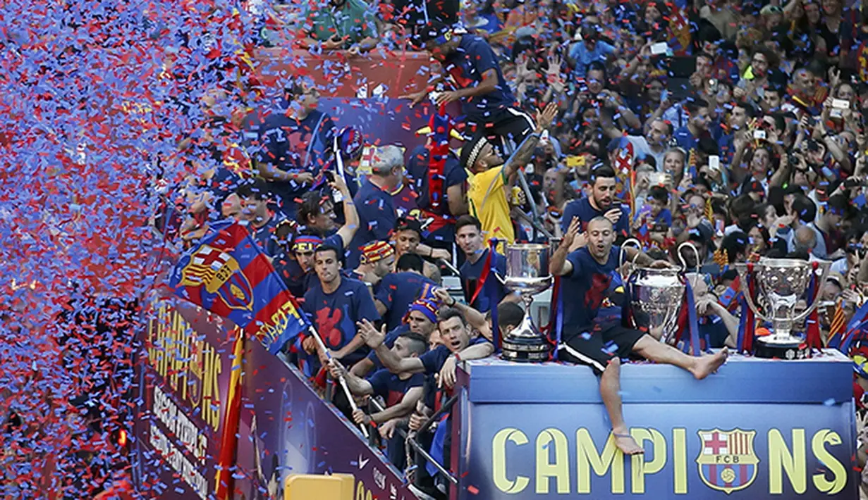 Javier Mascherano bersama pemain Barcelona lainnya merayakan kemenangan tiga gelar Barcelona pada musim ini dengan berpawai keliling kota. (REUTERS/Albert Gea)