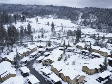 Lembah Glenbrook dan Peternakan Loma Rica tetap tertutup salju setebal sekitar satu kaki di Grass Valley, California, Selasa (28/12/2021). Salju, es, dan dingin yang tidak sesuai musim di Pacific Northwest dan Sierra Nevada terus mengganggu lalu lintas. (Elias Funez/The Union via AP)