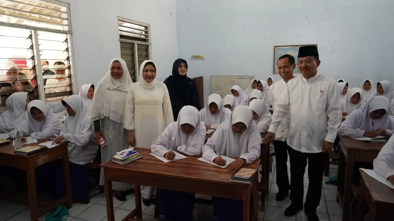 Menteri Kesehatan Terawan Agus Putranto saat melakukan penyuluhan singkat soal kesehatan pada para santriwati