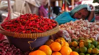 Cabai rawit dijual di Pasar Kebayoran, Jakarta, Selasa (7/3/2023). Harga cabai rawit merah di DKI Jakarta terpantau naik sudah menembus Rp 100 ribu per kilogram. (Liputan6.com/Angga Yuniar)