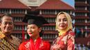 Tidak hanya di wajah Amel Carla, kebahagiaan juga terpancar jelas di wajah orangtua Amel Carla. Sang anak berhasil menyandang gelar sarjana, tentunya menjadi kebahagiaan yang terkira untuk orangtua Amel Carla. Kenakan kebaya simpel warna merah, Amel tampil kompak dengan ibundanya, sementara ayah Amel tampil simpel tapi tetap gagah dengan baju batik. (Liputan6.com/IG/@amelcarla)
