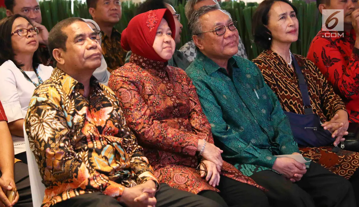 Wali Kota Surabaya Tri Rismaharini (dua kiri) saat peluncuran gerakan Jaga Bhumi periode ke-2 di Jakarta, Rabu (21/11). Jaga Bhumi memiliki misi menyelamatkan plasma nutfah Indonesia. (Liputan6.com/Immanuel Antonius)