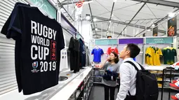 Seorang pria melihat pakaian di Rugby World Cup 2019 Megastore di distrik Shinjuku yang ramai di Tokyo (8/10/2019). Rugby World Cup diselenggarakan dari 20 September hingga 2 November 2019. (AFP Photo/Kazuhiro Nogi)