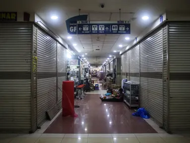 Sejumlah orang beraktivitas di Mangga Dua Square, Jakarta, Senin (29/11/2021). Walau pemerintah sudah membolehkan warga beraktivitas di luar rumah, Mangga Dua Square yang beberapa tahun lalu merasakan masa kejayaan kini sepi dan banyak kios tutup. (Liputan6.com/Johan Tallo)