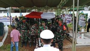 Pemakaman anggota Satgas Pamtas Mobile Yonif 100/Prajurit Setia Kodam I/Bukit Barisan, asal NTT, Praka Satria Tino Taopan, gugur saat kontak senjata dengan Kelompok Kriminal Bersenjata (KKB) di Papua. (Liputan6.com/ Ola Keda)