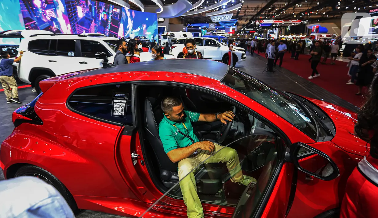 GIIAS 2024 diikuti lebih dari 55 merek otomotif global, terdiri 30 merek kendaraan penumpang, 5 kendaraan komersil dan 20 merek sepeda motor dari produsen anggota GAIKINDO. (Liputan6.com/Angga Yuniar)