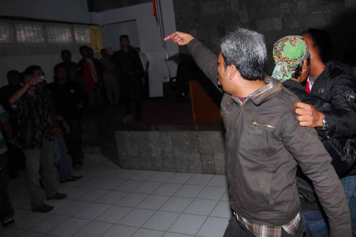 Sidang Aceng ditunda, warga marah-marah di gedung DPRD Garut