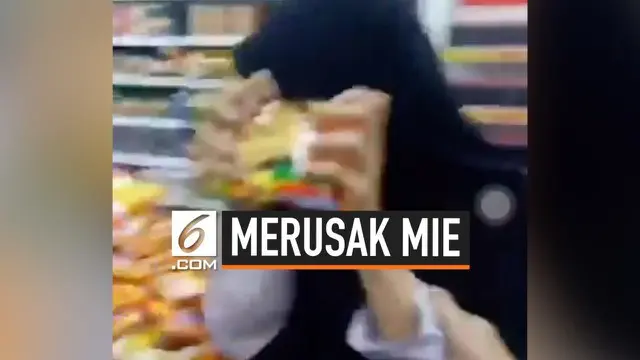 Beredar video sekelompok perempuan berhijab merusak mie instran di supermarket. Belum diketahui maksud dan tujuan mereka melakukan hal tersebut.
