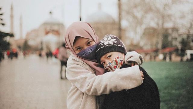 6 Potret Arsy Hermansyah dengan Berbagai Gaya Hijab, Dapat Pujian dari King Faaz