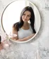 Ritual morning mirror smile merupakan bentuk self love yang membantu membangun hubungan lebih sehat dengan diri sendiri, menyembuhkan luka emosional, serta menumbuhkan rasa percaya diri dari dalam. [Dok/freepik.com]