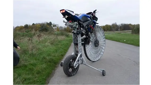 Unik, Insinyur Ini Modifikasi Motor Lama Jadi Sepeda Penny Farthing Tercepat di Dunia
