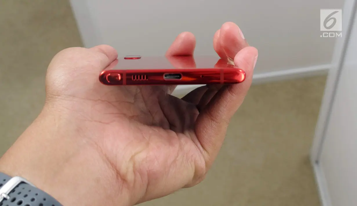 Tampak bawah Samsung Galaxy Note 10 saat diperkenalkan di Barclays Center, Brooklyn, New York, Amerika Serikat, Rabu (7/8/2019). Samsung Galaxy Note 10 memenuhi kebutuhan selfie dengan kamera depan beresolusi 10MP. (Liputan6.com/Istiarto Sigit Nugroho)