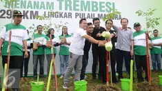 Band Wali bersama Vice President Djarum Foundation FX Supanji beserta Bupati Sumenep, Busysro Karim berfoto bersama seusai simbolis penanaman trembesi 296 km lingkar Pulau Madura, Jawa Timur, Rabu (23/11). (Liputan6.com/Herman Zakharia)