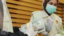 Petugas menunjukkan barang bukti uang saat konferensi pers di Gedung KPK, Jakarta, Kamis (15/12). Terkait OTT yang menjerat Deputi Bakamla, Eko Susilo Hadi, KPK menyita uang Rp 2 miliar dalam pencahan dolar Singapura. (Liputan6.com/Helmi Afandi)