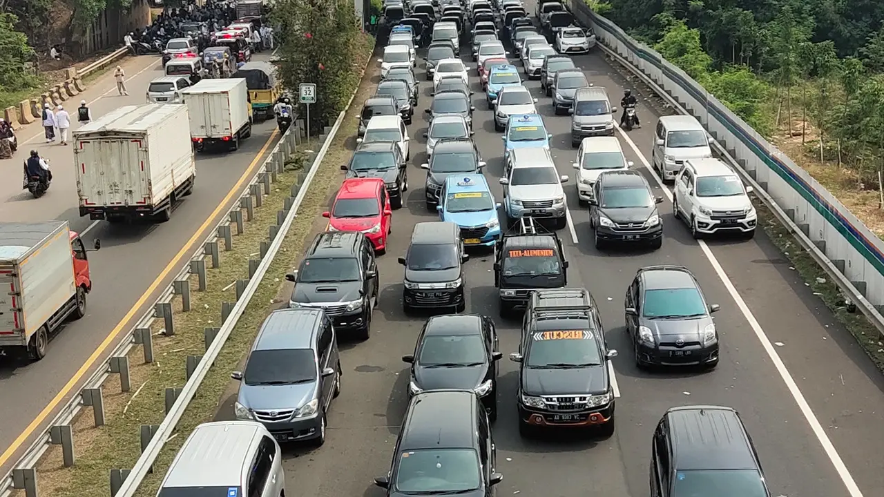 FOTO: Rizieq Shihab Pulang, Tol Bandara Soetta Macet Parah
