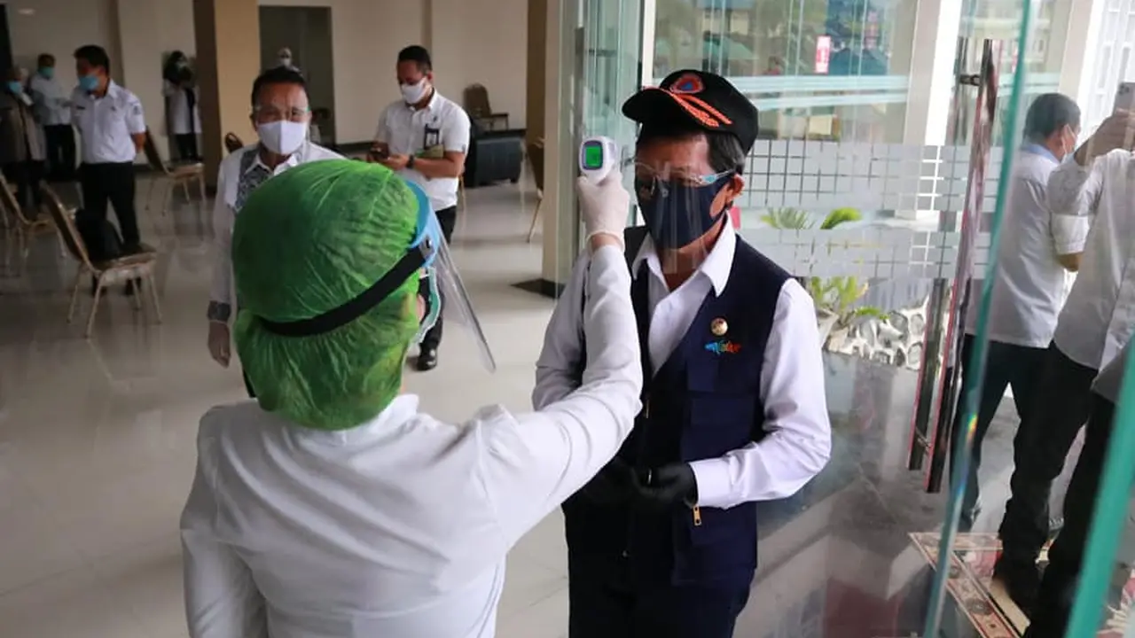 Wali Kota Manado GS Vicky Lumentut saat mengecek kesiapan Wisma Haji sebagai rumah singgah sementara pasien Covid-19.