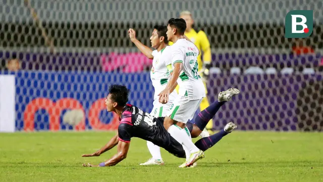 Foto: Serangkaian Aksi Pemain PSS Sleman Saat Mengadang Pergerakan Pemain Rans Nusantara FC di BRI Liga 1