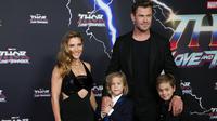 Chris Hemsworth, istrinya Elsa Pataky, dan si kembar Tristan dan Sasha. (AP Photo/Mark Baker)