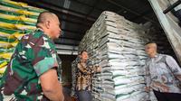 Kepala Bulog Kalteng, Budi Sultika (tengah) menunjukan bantuan beras yang akan disalurkan kepada masyarakat di Palangka Raya, Kalimantan Tengah, Kamis (10/7/2025).