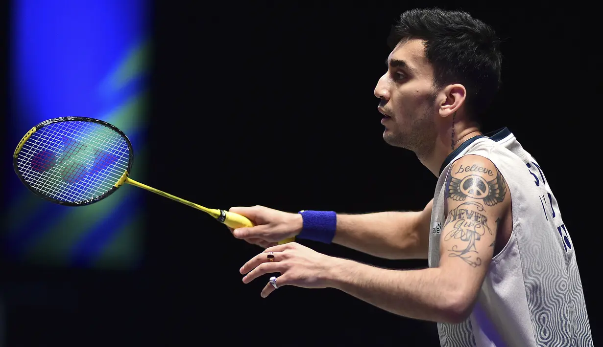 Tunggal putra India, Lakshya Sen bersiap menerima serve dari lawannya, wakil Indonesia, Jonatan Christie pada laga semifinal kejuaraan bulu tangkis All England 2024 di Utilita Arena, Birmingham, Inggris, Sabtu (16/3/2024) malam WIB. Lakshya Sen kalah rubber game, 12-21, 21-10 dan 15-21. (AP Photo/Rui Vieira)