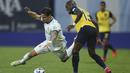 Bek Argentina, Lucas Martinez Quarta, berebut bola atas dengan penyerang Ekuador, Enner Valencia, pada laga kualifikasi Piala Dunia 2022 di Stadion Bombonera, Jumat (9/10/2020) pagi WIB. Argentina menang 1-0 atas Ekuador. (AFP/Marcelo Endelli/pool)