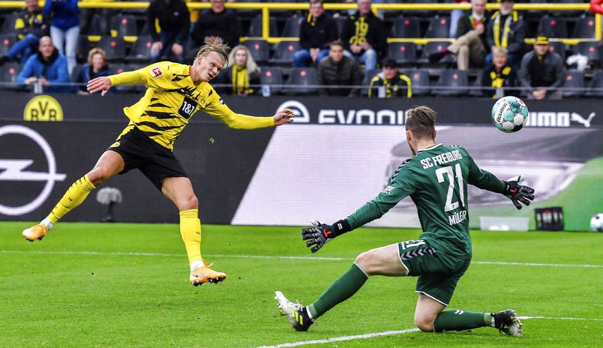 Striker Borussia Dortmund, Erling Haaland, mencetak gol ke gawang Freiburg pada laga Bundesliga di Signal Iduna Park, Sabtu (3/10/2020). Dortmund menang dengan skor 4-0. (AP Photo/Martin Meissner)