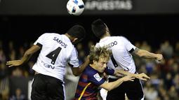 Pemain Valencia,  Alvaro Negredo dan rekannya Aderlan Santos (kiri) menghalau bola dari kejaran pemain Barcelona, Ivan Rakitic pada leg kedua semifinal Copa Del Rey di Stadion Mestalla, Valencia, Kamis (11/2/2016) dini hari WIB. (AFP/Jose Jordan)
