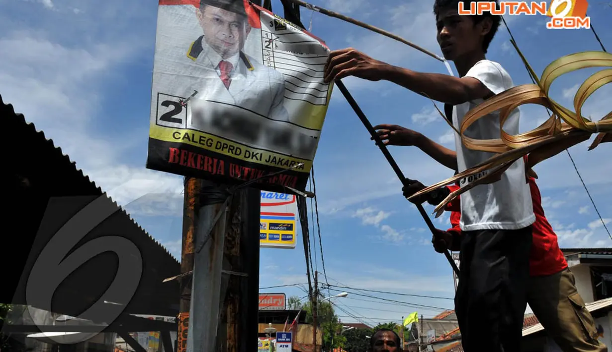 Banner yang memajang foto caleg juga ikut ditertibkan menjelang Pemilu di kawasan Mampang (7/4/2014) (Liputan6.com/Johan Tallo).
