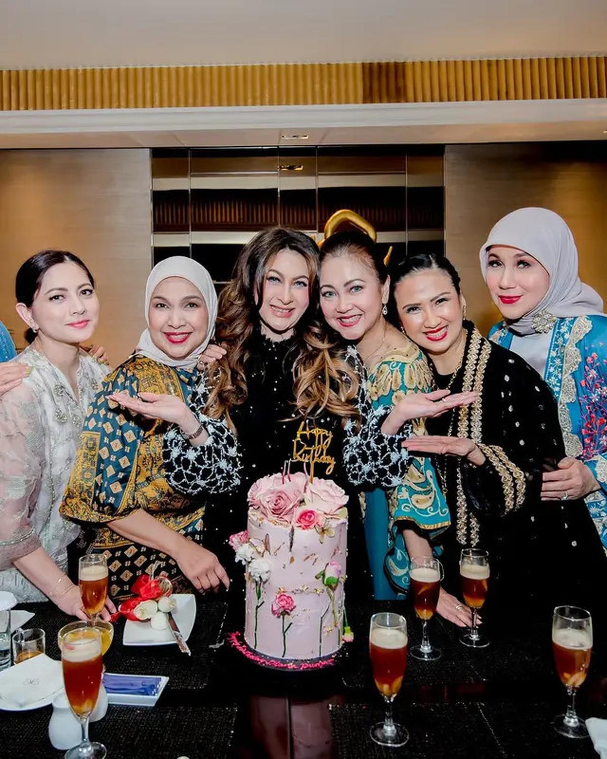6 Potret Ultah Diana Pungky Bareng Artis Lawas Digelar Intimate, Tak Menua di Usia 51 Tahun