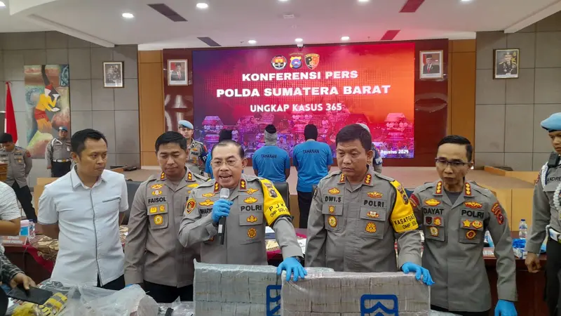 Polisi ringkus pelaku perampokan mobil pengisi ATM di Padang. (Liputan6.com/ ist)