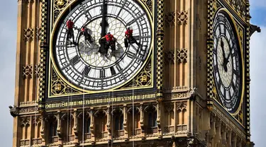 Senin (19/8/14), para pekerja membersihkan menara jam Big Ben di London, Inggris. (AFP PHOTO/Ben Stansall)