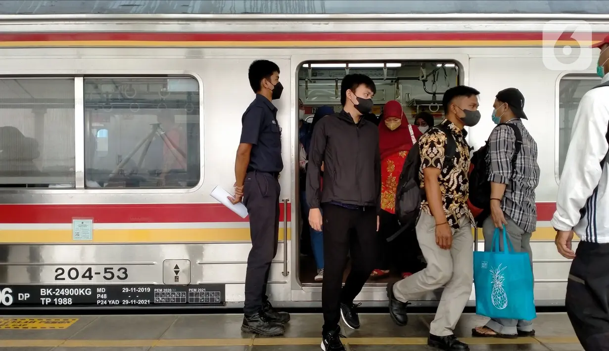 Sejumlah penumpang Kereta Rel Listrik (KRL) turun di Stasiun Manggarai, Jakarta, 21 Oktober 2022. Selama switch over keenam (SO-6), perubahan yang akan dirasakan penumpang adalah area transit KRL akan lebih luas. (Liputan6.com/Aida Nuralifa/Magang)