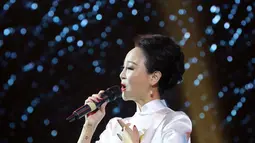 Seniman menghibur penonton pada pertunjukan Beijing Opera, di Avenue of The Star, Lippo Mall Kemang, Jakarta, Minggu (16/9). Pertunjukkan ini menghadirkan kolaborasi legenda Tiongkok dengan budaya Indonesia. (Liputan6.com/Fery Pradolo)
