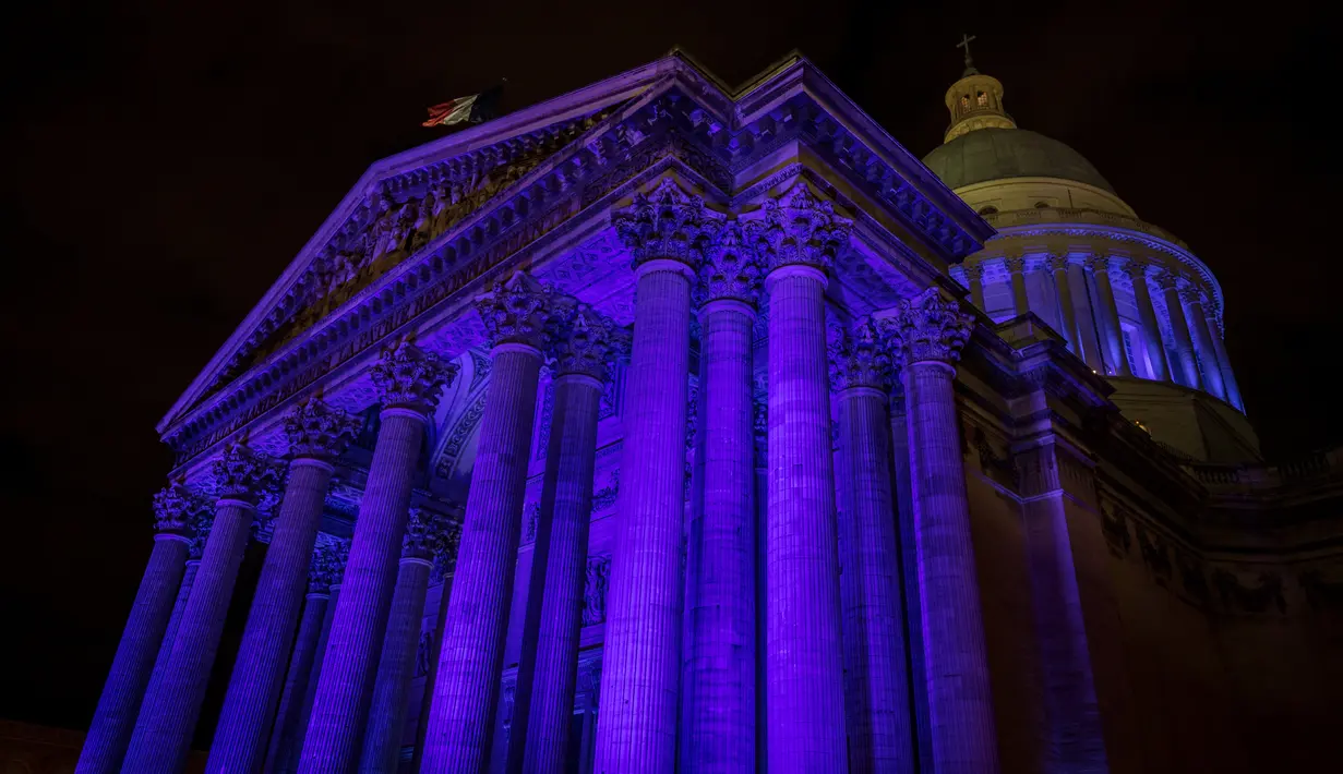 Monumen Pantheon diterangi cahaya berwarna biru untuk memperingati Hari Anak Sedunia di Paris, Selasa (19/11/2019). Hari Anak Sedunia yang diperingati setiap tanggal 20 November ini diresmikan pada tahun 1954 oleh United Nations atau Perserikatan Bangsa-bangsa (PBB). (THOMAS SAMSON/AFP)