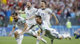Para pemain Rusia melakukan selebrasi usai mengalahkan Spanyol pada laga 16 besar Piala Dunia di Stadion  Luzhniki, Minggu (1/7/2018). Rusia menang 4-3 atas Spanyol lewat adu penalti. (AP/Manu Fernandez)