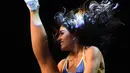 Peserta cheerleaders menunjukkan keahlian bakat tarinya saat mengikuti di Los Angeles, California (17/4). Sekitar 500 wanita seksi dan cantik bersaing untuk menjadi cheerleaders tim football Los Angeles Rams. (AFP PHOTO/Mark Ralston)