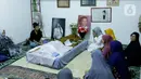 Sejumlah kerabat dan anggota keluarga berdoa di dekat jenazah artis senior Ade Irawan di rumah duka kawasan Lebak Buluk, Jakarta Selatan, Jumat (17/1/2020). Ibunda Ria Irawan tersebut meninggal dunia di Rumah Sakit Fatmawati pada Jumat (17/1/2020) pada usia 82 tahun. (Liputan6.com/Johan Tallo)
