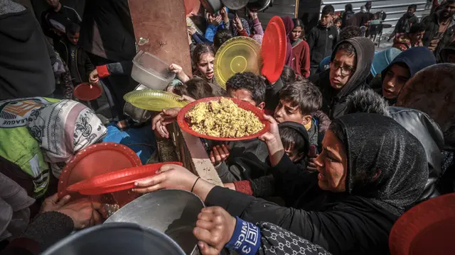 Potret Antrean Warga Palestina saat Pembagian Makanan di Lokasi Pengungsian