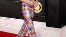 Penyanyi-penulis lagu Inggris, Harry Styles tiba untuk ajang Grammy Awards 2023 di Crypto.com Arena, Los Angeles, AS, Minggu Malam (6/2/2023) waktu setempat. Jumpsuit ini tak berlengan dan berpotongan dada rendah, sehingga menampilkan koleksi tato member One Direction. (Photo by Amy Sussman / GETTY IMAGES NORTH AMERICA / Getty Images via AFP)