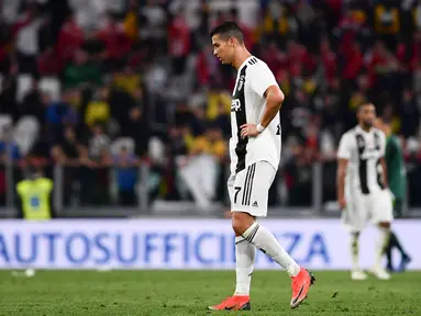 Bintang Juventus, Cristiano Ronaldo, tampak kecewa usai ditahan imbang Genoa pada laga Serie A Italia di Stadion Allianz, Turin, Sabtu (20/10). Kedua klub bermain imbang 1-1. (AFP/Marco Bertorello)