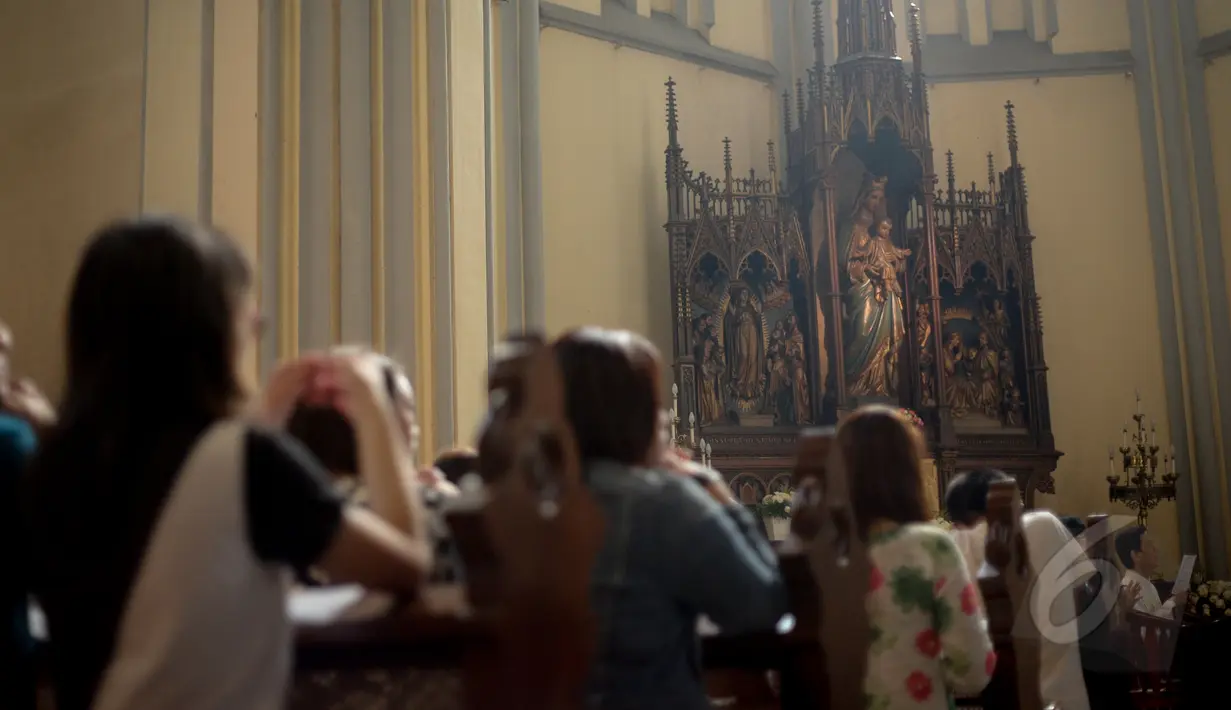 Umat Kristiani berdoa memperingati Kenaikan Isa Almasih di Gereja Katedral, Jakarta, Kamis (14/5/2015). Peringatan Kenaikan Isa Almasih dijadwalkan akan berjalan hingga pukul 19.00 WIB. (Liputan6.com/Faizal Fanani) 