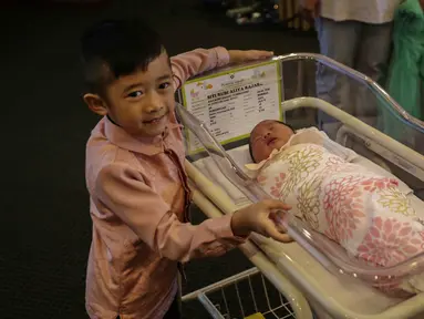 Putri Semata Wayang sekaligus anak ketiga Ibas Yudhoyono-Aliya Rajasa, Gayatri Idalia Yudhoyono dihadirkan saat jumpa pers di RS Pondok Indah, Jakarta, Selasa (2/1). Putri pasangan Ibas-Aliya itu lahir pada 1 Januari 2018. (Liputan6.com/Faizal Fanani)