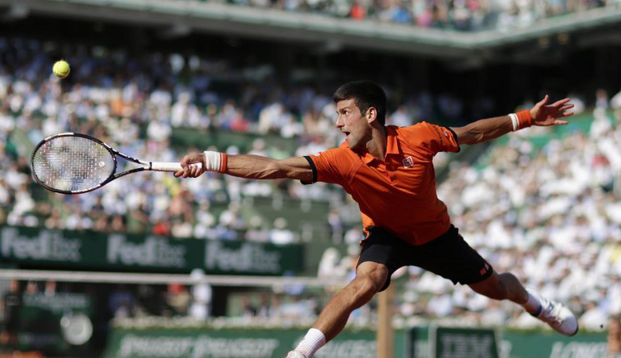 Novak Djokovic berusaha mengembalikan bola saat melawan Andy Murray di babak semifinal Prancis Terbuka. (AFP/Kenzo Tribouillard)