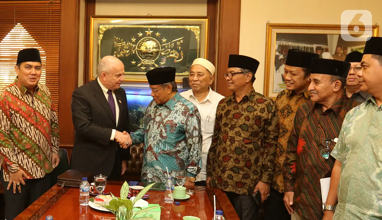 Ketua Umum Pengurus Besar Nahdlatul Ulama (PBNU), Said Aqil Siradj menerima Duta Besar AS untuk Indonesia Joseph R Donovan Jr. di Jakarta, Senin (21/10/2019). Pertemuan dalam rangka silaturahmi kepada organisasi massa Islam di Jakarta dan menjalanin kerja sama. (Liputan6.com/Herman Zakharia)