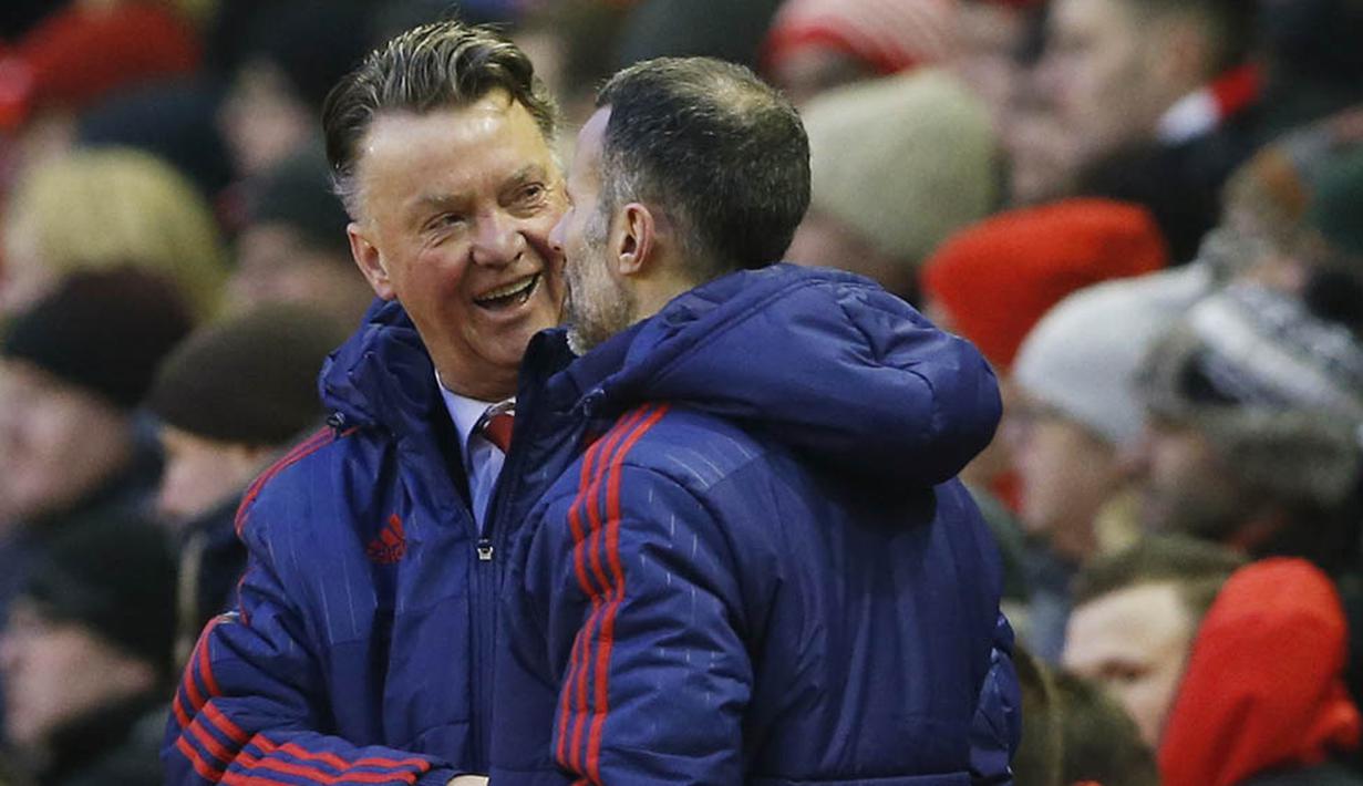 Pelatih MU, Louis van Gaal, tertawa bersama assistennya Ryan Giggs usai menaklukan Liverpool pada laga Liga Premier Inggris di Stadion Anfield. Pria berkebangsaan Belanda itu bisa sedikit bernafas lega usai menang atas The Reds. (Reuters/Carl Recine)