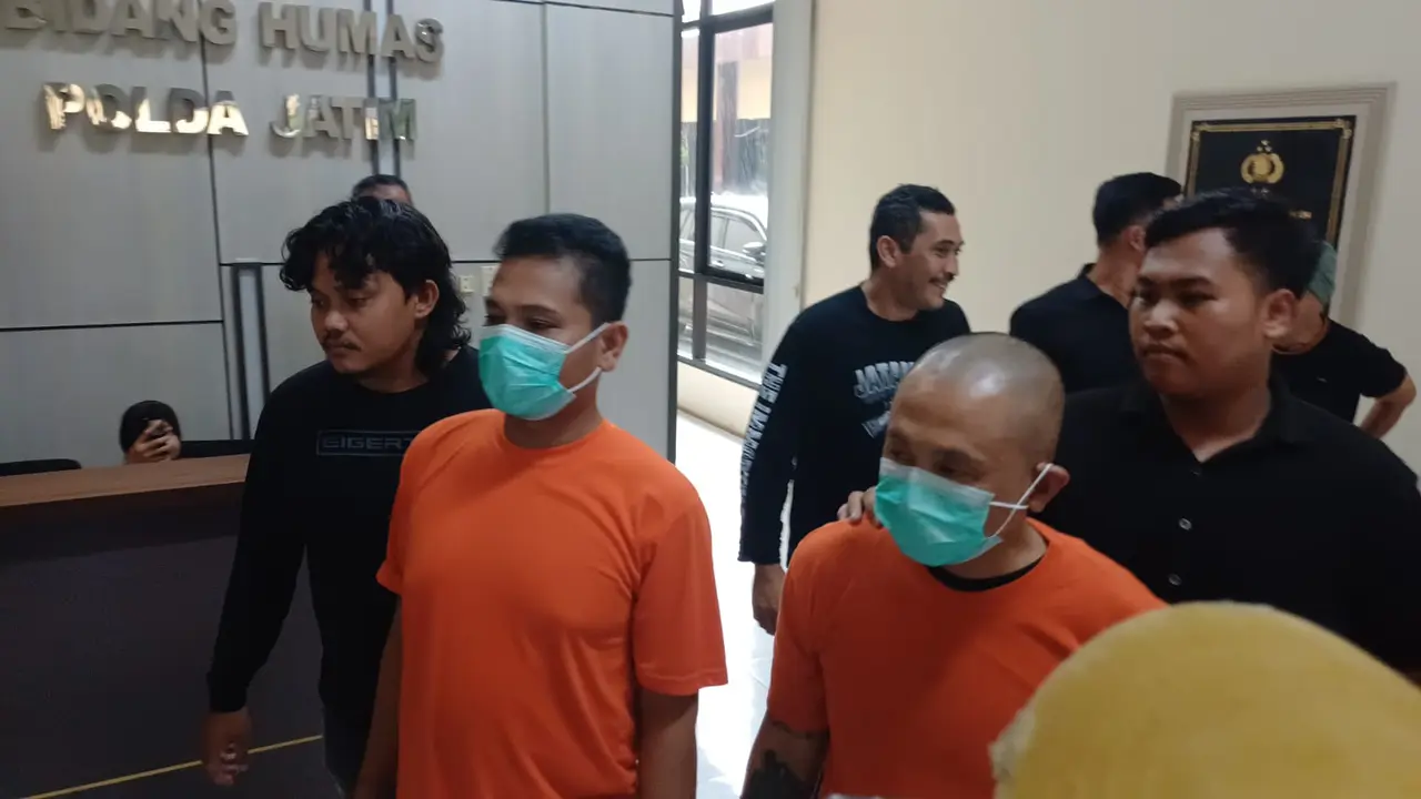Dua orang pelaku kasus pencurian dengan kekerasan di sejumlah minimarket wilayah Jawa Timur.