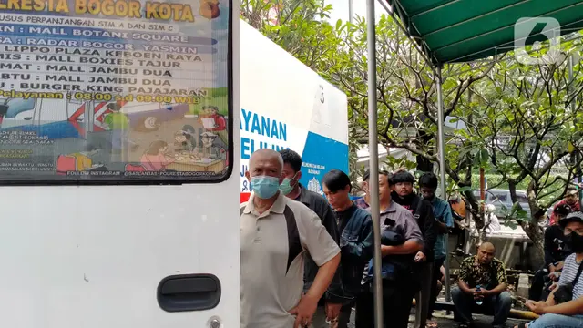 Antusias Warga Perpanjang SIM di Pelayanan SIM Keliling Polresta Bogor Kota