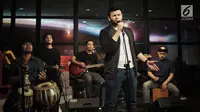 Aksi Ridho Rhoma saat menghibur karyawan Kapanlagi Youniverse (KLY), Gondangdia,  Jakarta, Jumat (28/9). Dalam penampilannya Ridho Rhoma membawakan lagu-lagu hits nya seperti 'Hanya Dia', 'Menunggu', dan 'Cuma Kamu'. (Liputan6.com/Faizal Fanani)